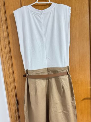 Mono Zara blanco y beige con cinturón