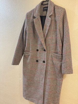 Abrigo Stradivarius cuadros marrón y rojo Talla L