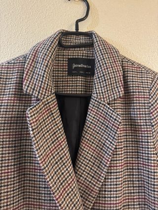 Abrigo Stradivarius cuadros marrón y rojo Talla L