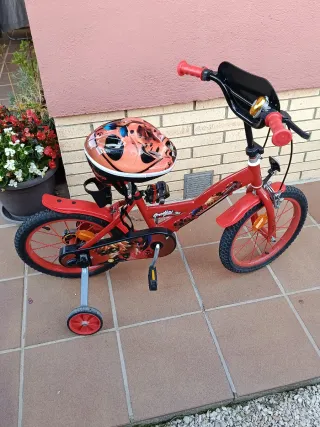 Bicicleta infantil 16 Lady Back con su casco