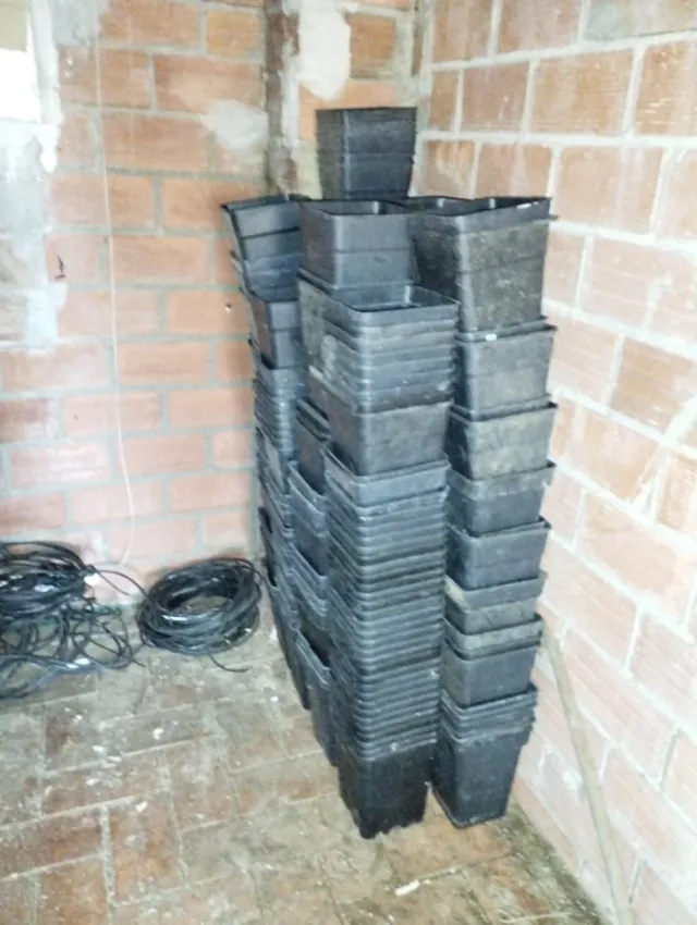 Maceteros cuadrados de plástico negro