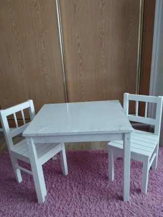 Mesa y 2 Sillas Pequeñas Blancas