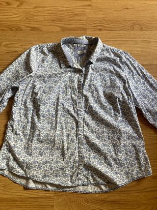 Camisa floral de Cortefiel azul y blanca