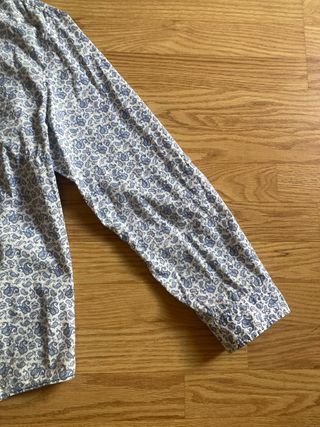 Camisa floral de Cortefiel azul y blanca