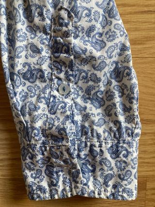 Camisa floral de Cortefiel azul y blanca
