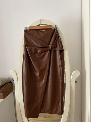 Falda efecto piel marrón