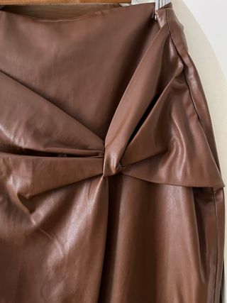 Falda efecto piel marrón