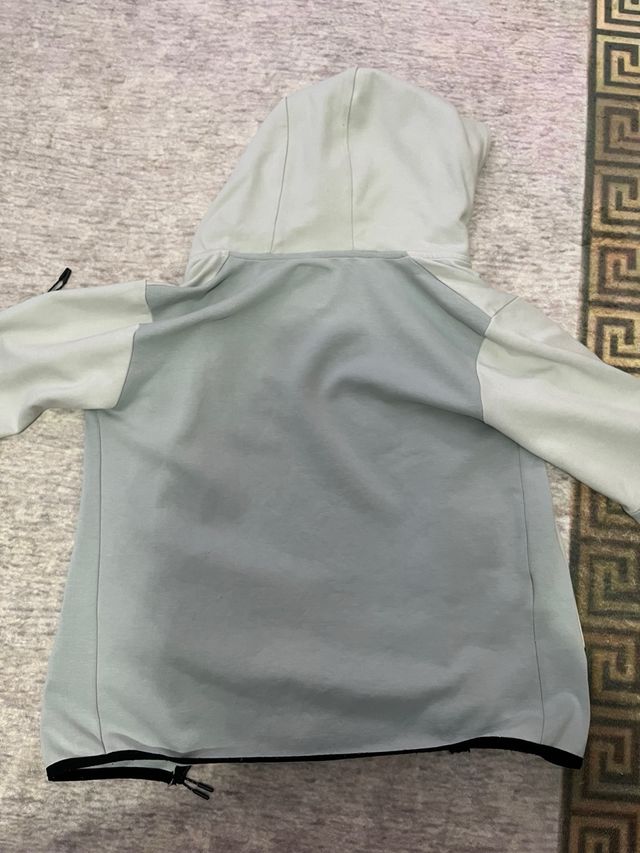 Sudadera Nike Tech Gris y Blanca