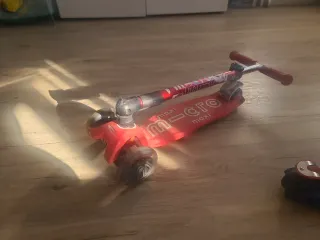 Dos Patinetes Maxi Micro Deluxe LED Azul y Rojo