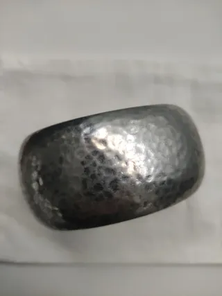 Brazalete plateado bisutería martillado