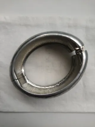 Brazalete plateado bisutería martillado