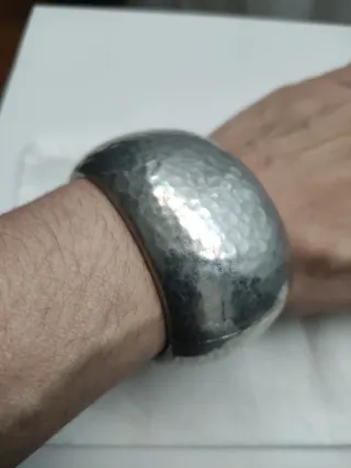 Brazalete plateado bisutería martillado