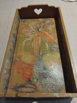 Vassoio in legno con decoupage foglie autunnali