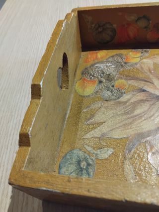 Vassoio in legno con decoupage foglie autunnali