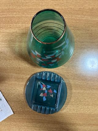 Posacenere in vetro verde con bordo oro