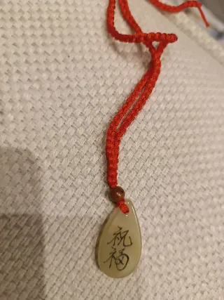 Colgante de jade con cordón rojo