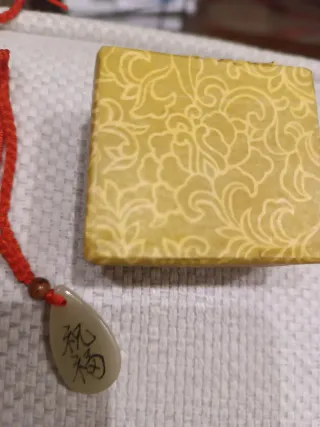 Colgante de jade con cordón rojo