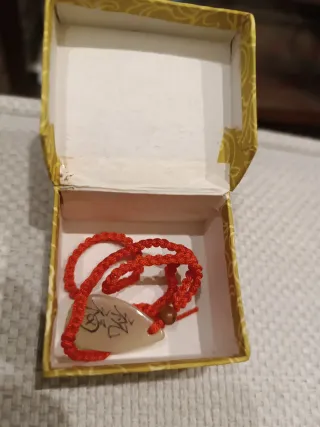 Colgante de jade con cordón rojo