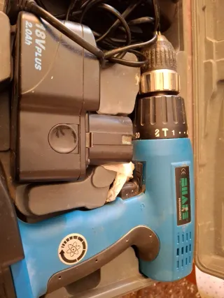 Taladro SHAPE 18V + 2 Baterías el cargador  no fun