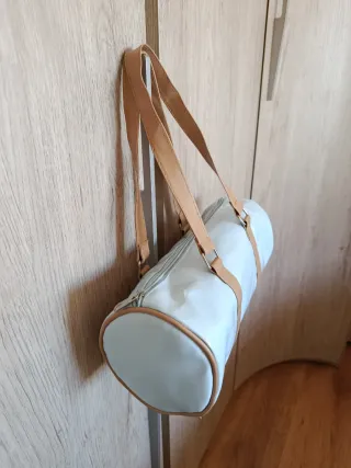 Bolso cilíndrico azul con detalles crema