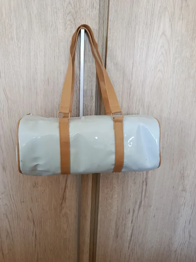 Bolso cilíndrico azul con detalles crema