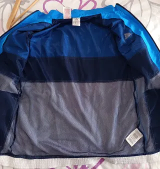 Chaqueta deportiva Adidas azul y blanca