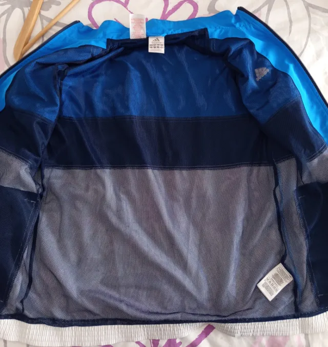 Chaqueta deportiva Adidas azul y blanca