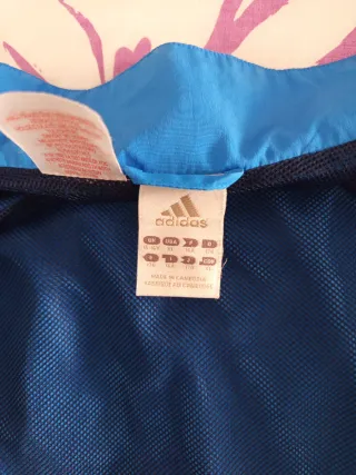 Chaqueta deportiva Adidas azul y blanca