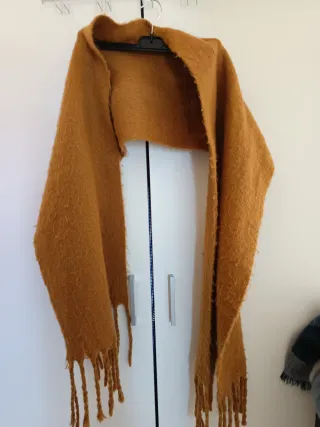 Bufanda marrón Stradivarius