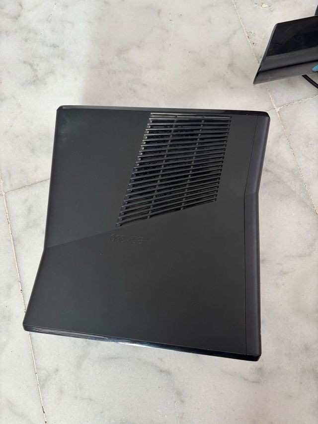 Xbox 360 Negra con Kinect y Juegos.