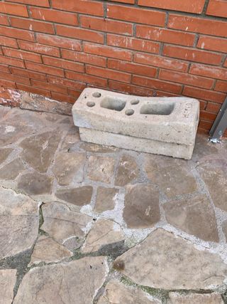 Base de hormigón para valla metálica