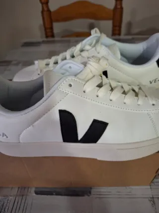 Zapatillas Blancas y Negras