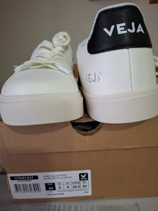 Zapatillas Blancas y Negras