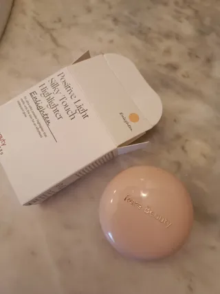 Iluminador Rare Beauty Enlighten