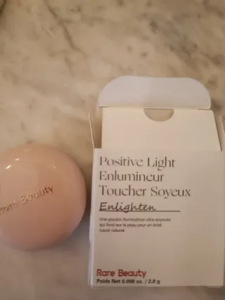 Iluminador Rare Beauty Enlighten