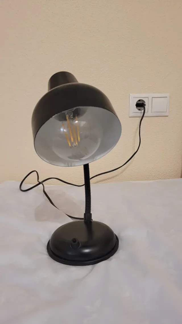 Flexo de escritorio negro metal y plástico