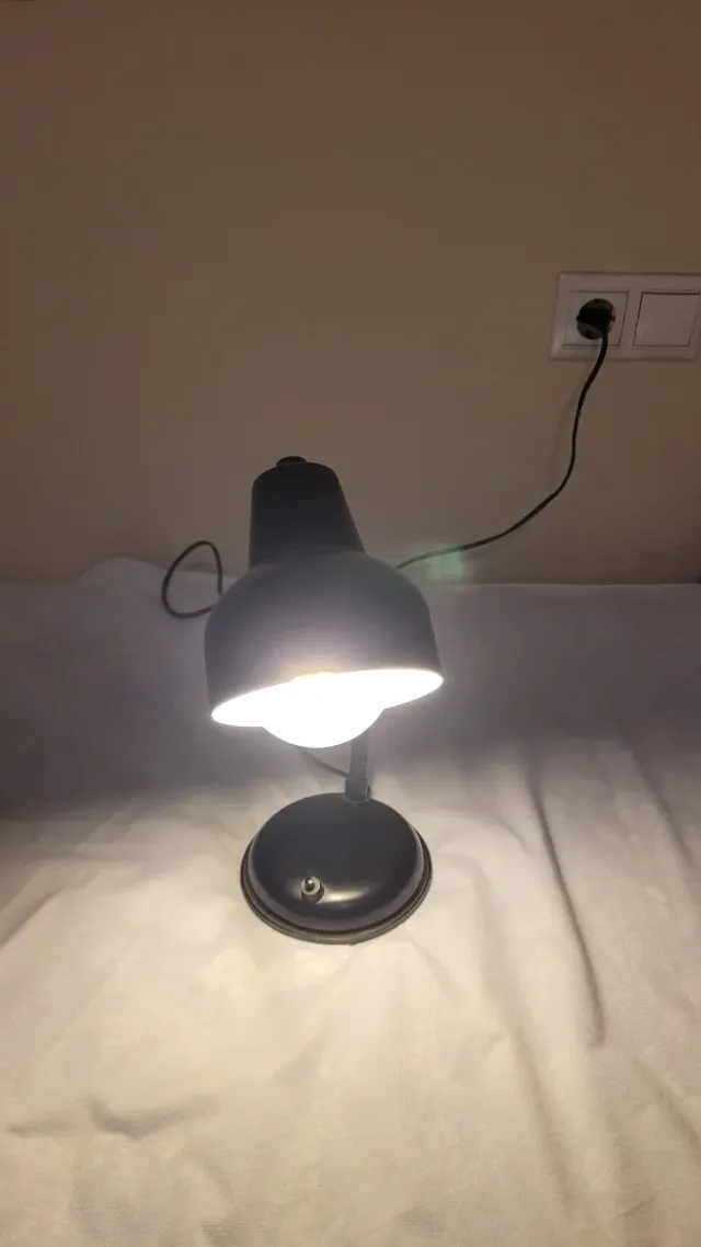 Flexo de escritorio negro metal y plástico