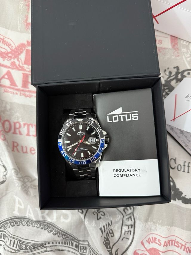 Reloj Lotus Negro y Plateado