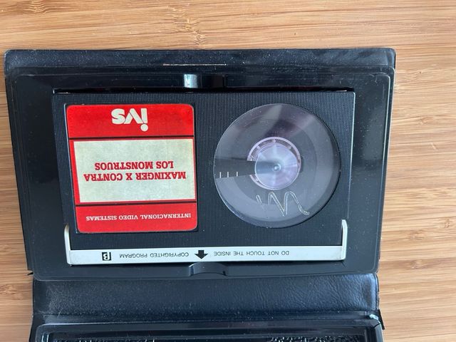 Maxinger X contra los monstruos Beta