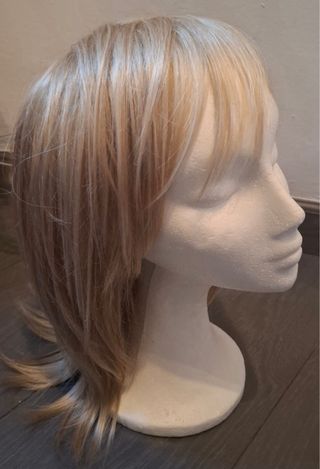 Peluca sintética rubia y dorada