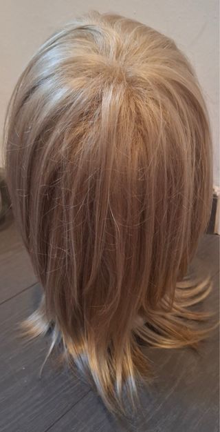 Peluca sintética rubia y dorada