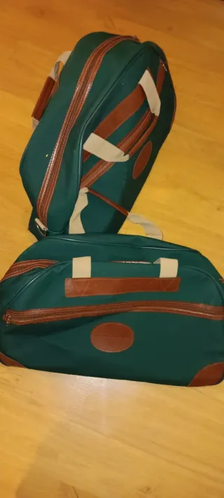 Bolsas de viaje verdes y marrones