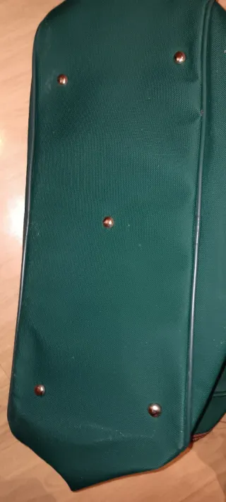 Bolsas de viaje verdes y marrones