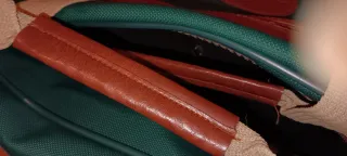 Bolsas de viaje verdes y marrones