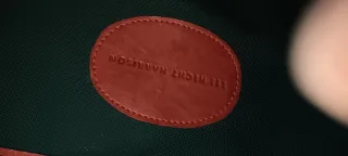 Bolsas de viaje verdes y marrones