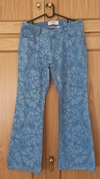 Pantalón vaquero H&M estampado floral talla 42