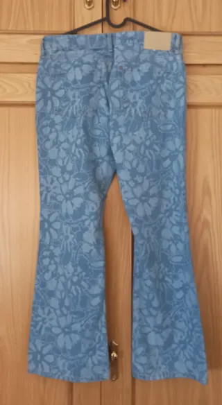 Pantalón vaquero H&M estampado floral talla 42