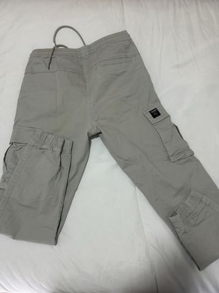 Pantalón cargo Pull&Bear gris