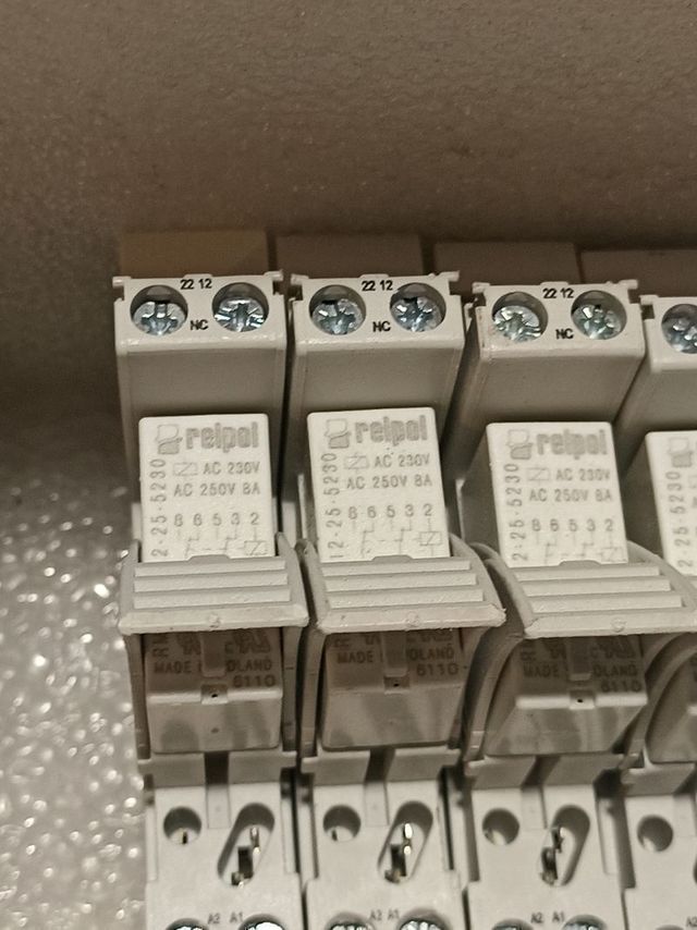 15 relé/zócalo RELPOL