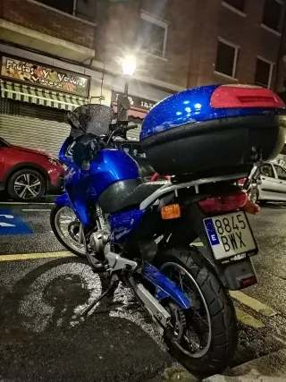 Moto azul con maleta